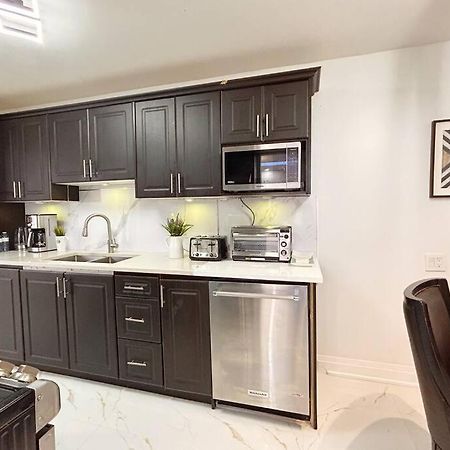 Super Luxury Family Home - 3 Bedrooms, 1 Full Bathroom And 1 Half Washroom With Free Parking, Wifi, Netflix Toronto Eksteriør billede