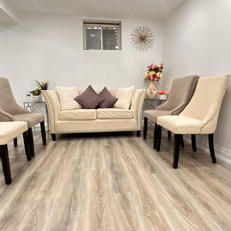 Super Luxury Family Home - 3 Bedrooms, 1 Full Bathroom And 1 Half Washroom With Free Parking, Wifi, Netflix Toronto Eksteriør billede
