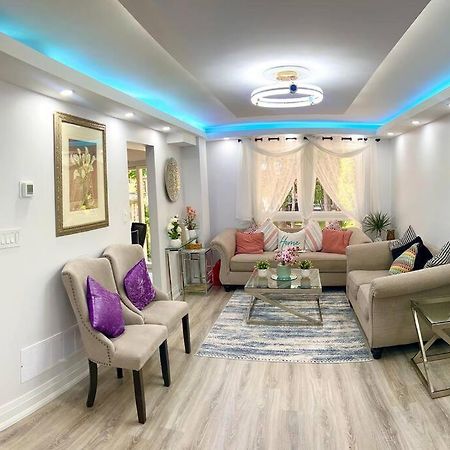 Super Luxury Family Home - 3 Bedrooms, 1 Full Bathroom And 1 Half Washroom With Free Parking, Wifi, Netflix Toronto Eksteriør billede