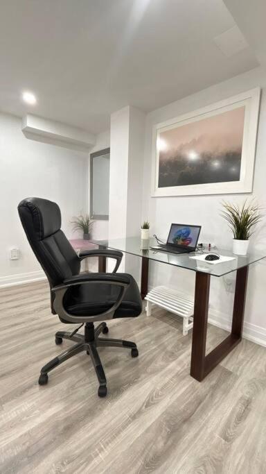 Super Luxury Family Home - 3 Bedrooms, 1 Full Bathroom And 1 Half Washroom With Free Parking, Wifi, Netflix Toronto Eksteriør billede