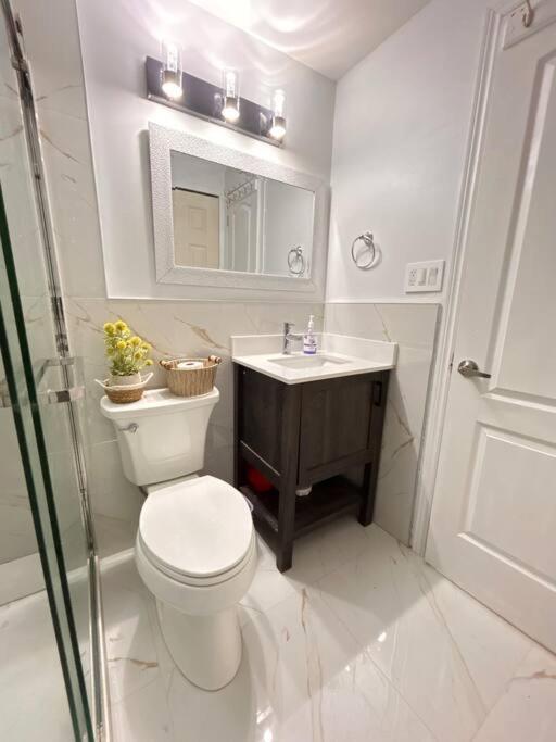 Super Luxury Family Home - 3 Bedrooms, 1 Full Bathroom And 1 Half Washroom With Free Parking, Wifi, Netflix Toronto Eksteriør billede