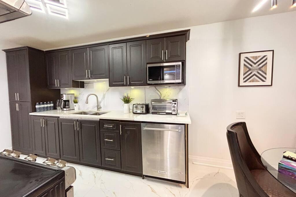Super Luxury Family Home - 3 Bedrooms, 1 Full Bathroom And 1 Half Washroom With Free Parking, Wifi, Netflix Toronto Eksteriør billede