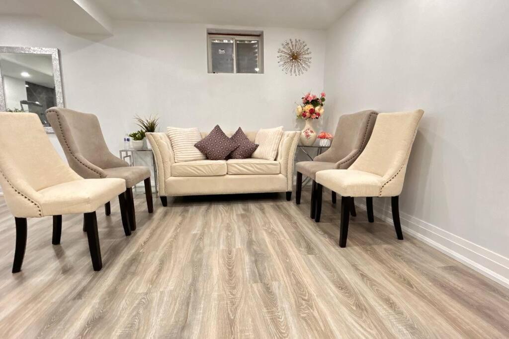 Super Luxury Family Home - 3 Bedrooms, 1 Full Bathroom And 1 Half Washroom With Free Parking, Wifi, Netflix Toronto Eksteriør billede