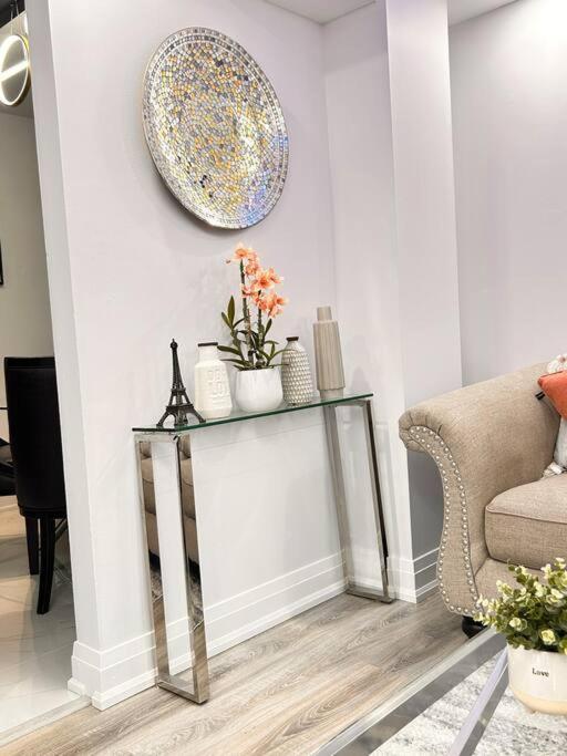 Super Luxury Family Home - 3 Bedrooms, 1 Full Bathroom And 1 Half Washroom With Free Parking, Wifi, Netflix Toronto Eksteriør billede