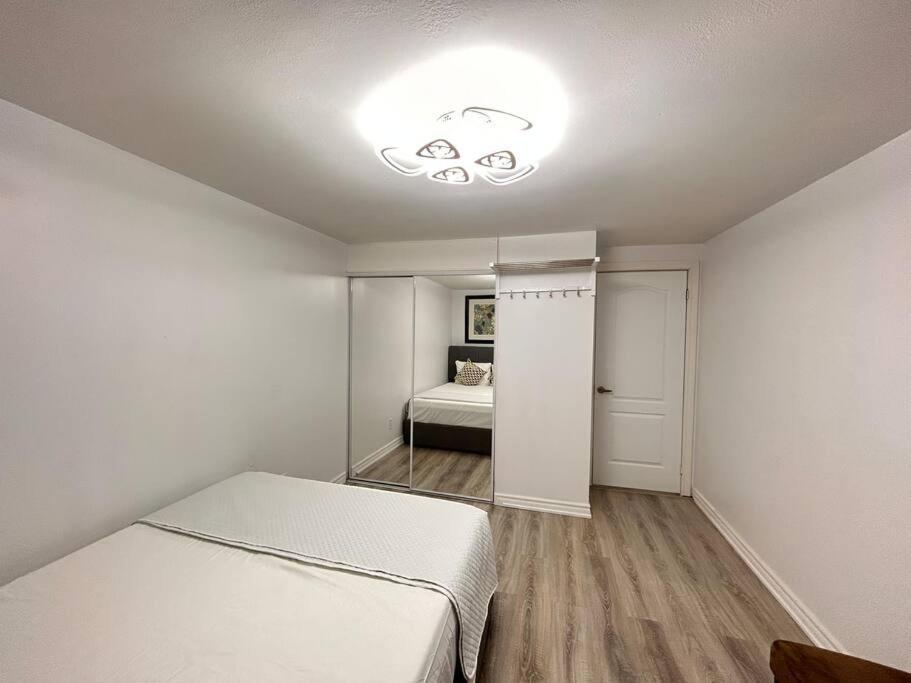 Super Luxury Family Home - 3 Bedrooms, 1 Full Bathroom And 1 Half Washroom With Free Parking, Wifi, Netflix Toronto Eksteriør billede
