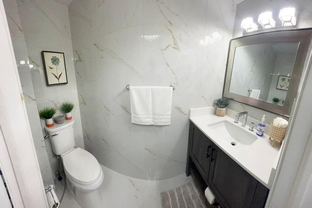 Super Luxury Family Home - 3 Bedrooms, 1 Full Bathroom And 1 Half Washroom With Free Parking, Wifi, Netflix Toronto Eksteriør billede