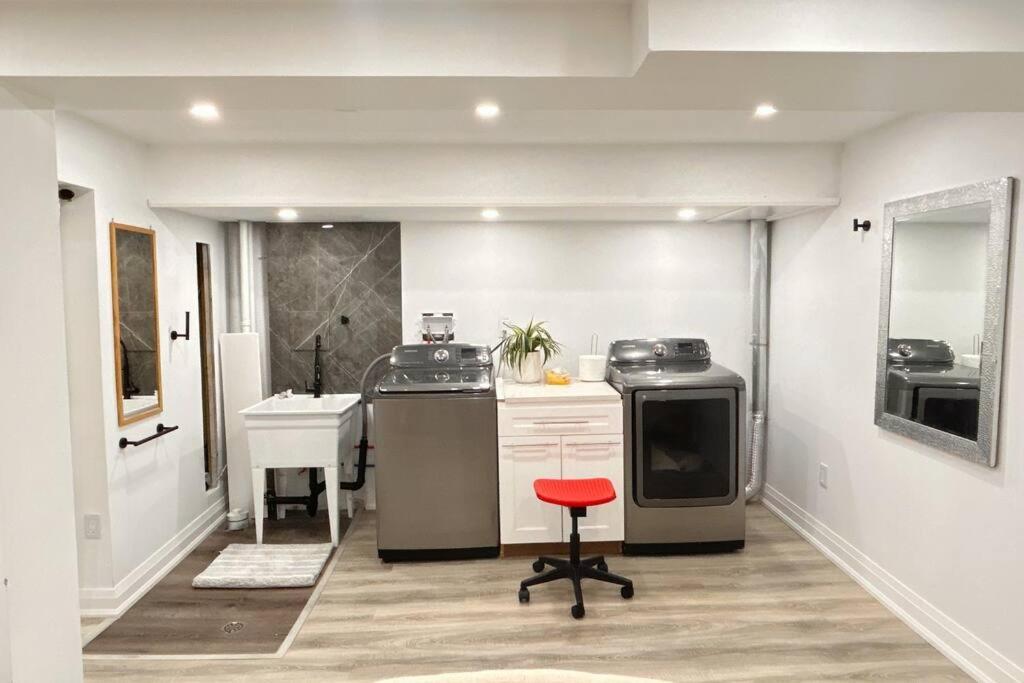 Super Luxury Family Home - 3 Bedrooms, 1 Full Bathroom And 1 Half Washroom With Free Parking, Wifi, Netflix Toronto Eksteriør billede