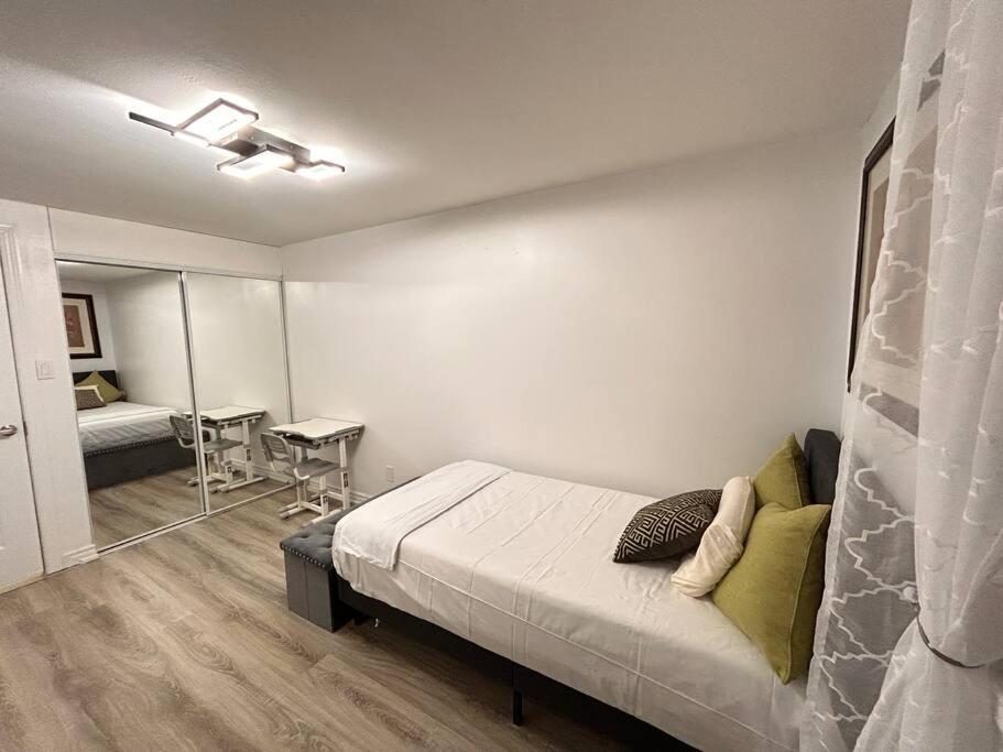 Super Luxury Family Home - 3 Bedrooms, 1 Full Bathroom And 1 Half Washroom With Free Parking, Wifi, Netflix Toronto Eksteriør billede