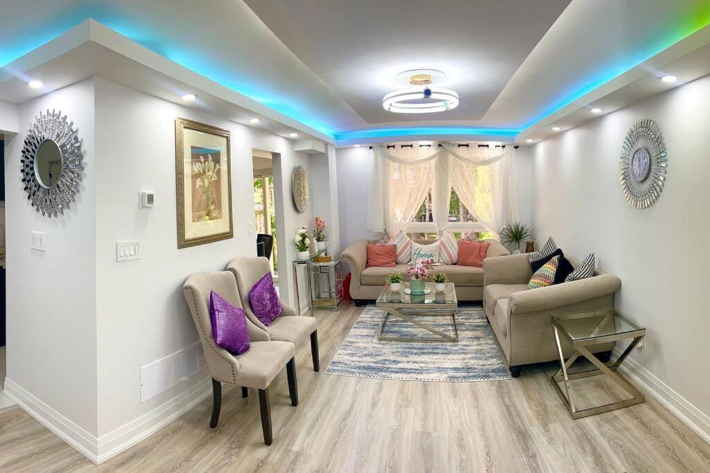 Super Luxury Family Home - 3 Bedrooms, 1 Full Bathroom And 1 Half Washroom With Free Parking, Wifi, Netflix Toronto Eksteriør billede