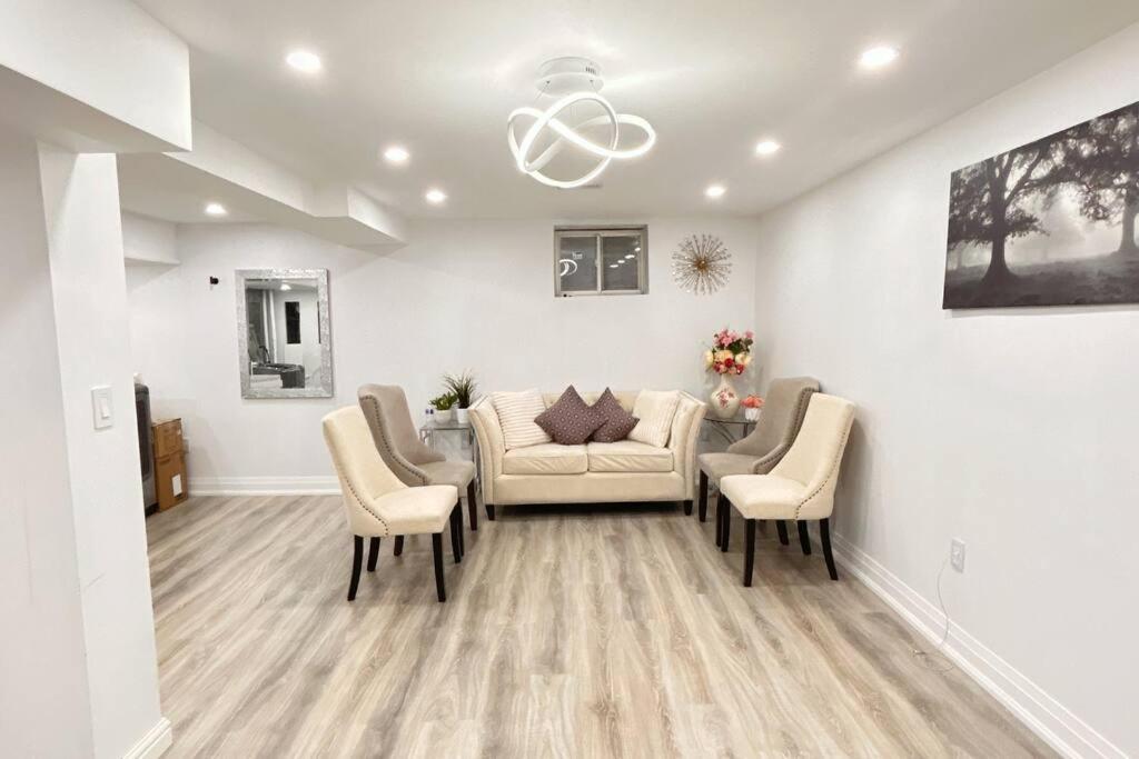 Super Luxury Family Home - 3 Bedrooms, 1 Full Bathroom And 1 Half Washroom With Free Parking, Wifi, Netflix Toronto Eksteriør billede