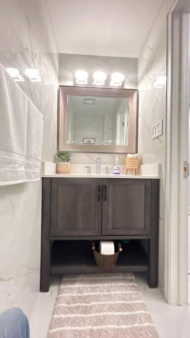 Super Luxury Family Home - 3 Bedrooms, 1 Full Bathroom And 1 Half Washroom With Free Parking, Wifi, Netflix Toronto Eksteriør billede