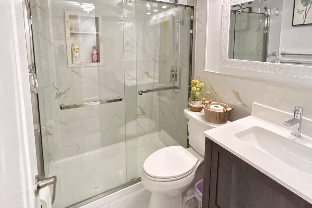 Super Luxury Family Home - 3 Bedrooms, 1 Full Bathroom And 1 Half Washroom With Free Parking, Wifi, Netflix Toronto Eksteriør billede