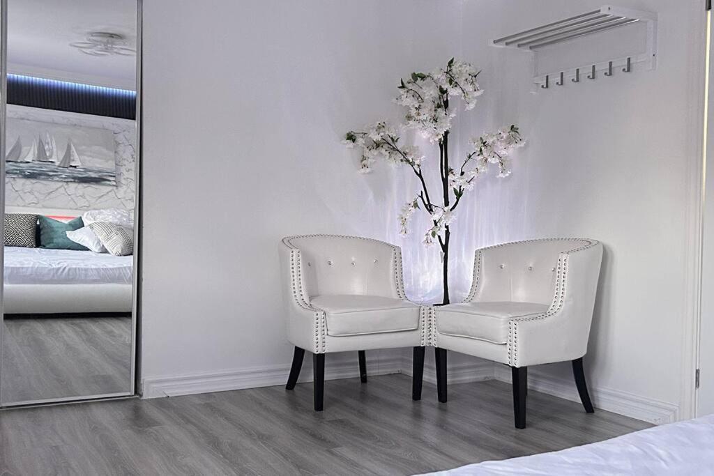 Super Luxury Family Home - 3 Bedrooms, 1 Full Bathroom And 1 Half Washroom With Free Parking, Wifi, Netflix Toronto Eksteriør billede