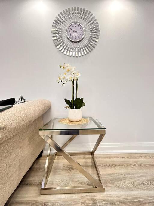 Super Luxury Family Home - 3 Bedrooms, 1 Full Bathroom And 1 Half Washroom With Free Parking, Wifi, Netflix Toronto Eksteriør billede