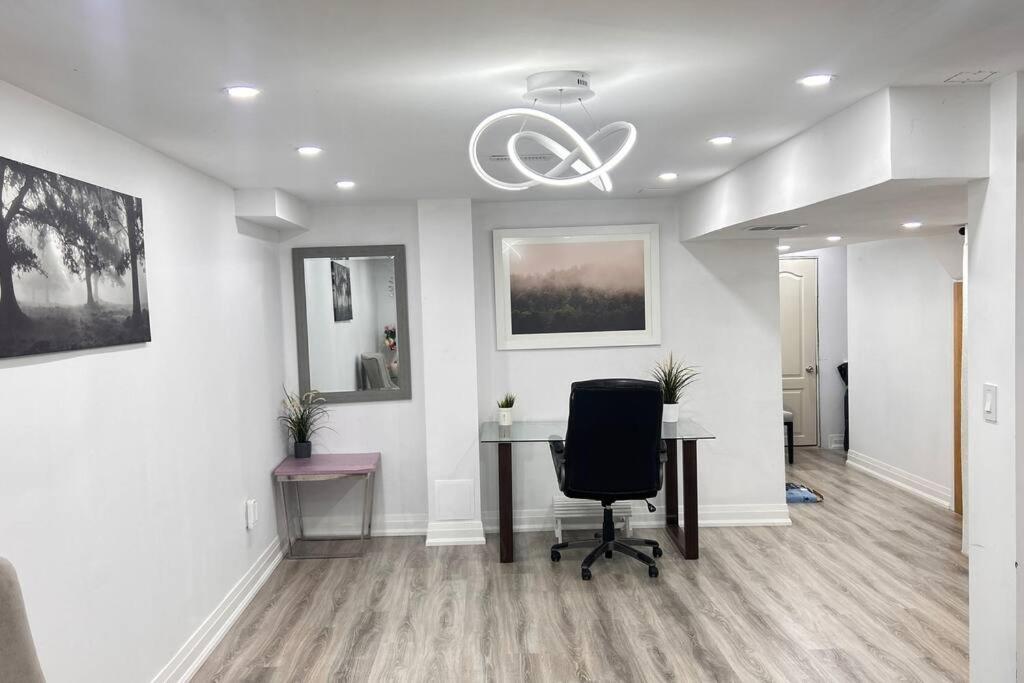 Super Luxury Family Home - 3 Bedrooms, 1 Full Bathroom And 1 Half Washroom With Free Parking, Wifi, Netflix Toronto Eksteriør billede