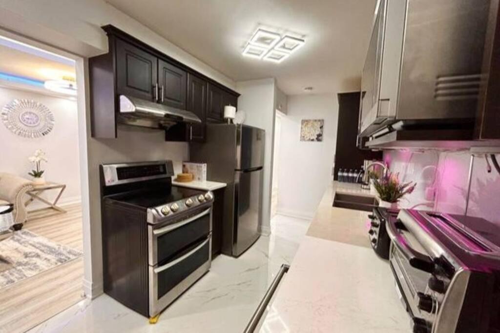 Super Luxury Family Home - 3 Bedrooms, 1 Full Bathroom And 1 Half Washroom With Free Parking, Wifi, Netflix Toronto Eksteriør billede