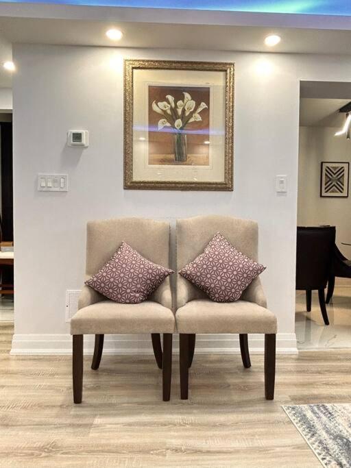 Super Luxury Family Home - 3 Bedrooms, 1 Full Bathroom And 1 Half Washroom With Free Parking, Wifi, Netflix Toronto Eksteriør billede