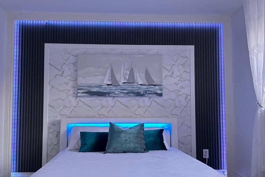 Super Luxury Family Home - 3 Bedrooms, 1 Full Bathroom And 1 Half Washroom With Free Parking, Wifi, Netflix Toronto Eksteriør billede