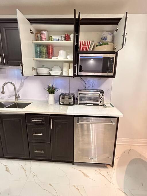 Super Luxury Family Home - 3 Bedrooms, 1 Full Bathroom And 1 Half Washroom With Free Parking, Wifi, Netflix Toronto Eksteriør billede