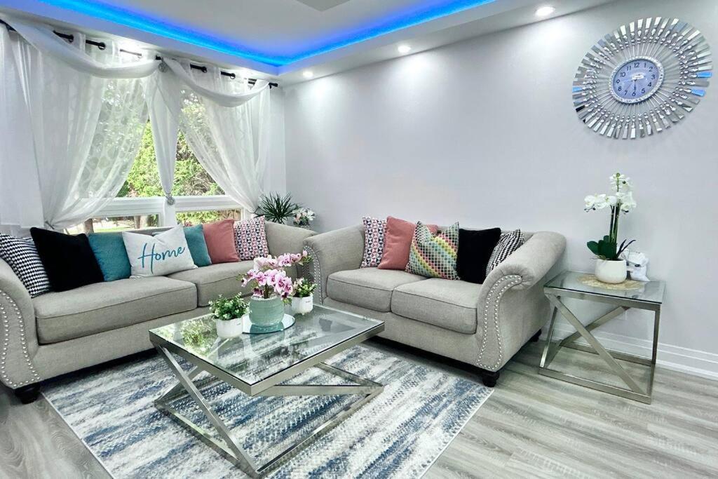 Super Luxury Family Home - 3 Bedrooms, 1 Full Bathroom And 1 Half Washroom With Free Parking, Wifi, Netflix Toronto Eksteriør billede